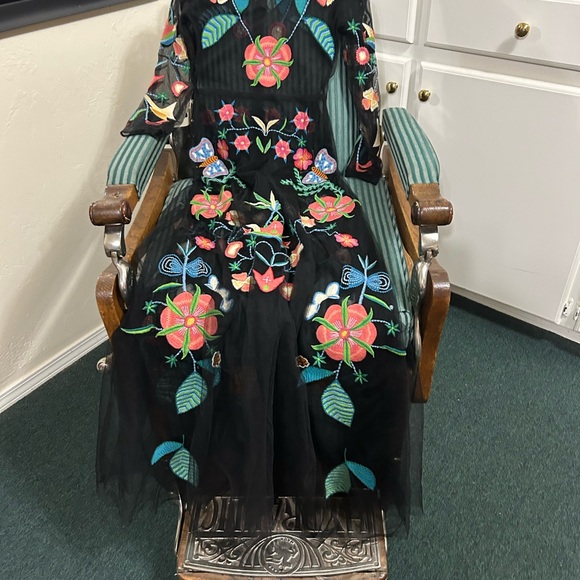 Saltwater LUXE Black FLORAL TULLE MAXI HOST PICK ๐๐ฐ๐ฆ๐๐๐ฏ๐๐ - Picture 2 of 9